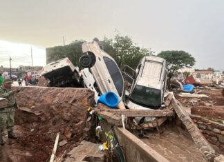 Agua arrasa carros en la capital