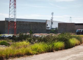 Incendio de llantas y basura en lote baldío moviliza a bomberos