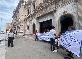 Manifestantes bloquean acceso a Presidencia Municipal por presunta violencia y apoyos incumplidos