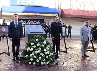 Municipio rinde homenaje a bomberos caídos en incendio de la calle Libertad