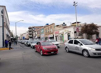 Taxistas protestan en Palacio; acusan preferencia a choferes de plataforma