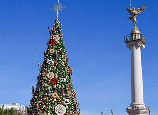 LLega diciembre con encendido del árbol y pista de hielo