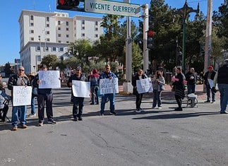 Jubilados de la UACh bloquean calles del Centro en protesta por fideicomiso