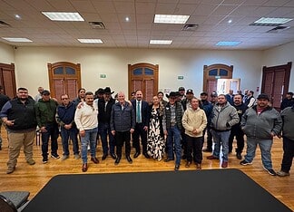 Atiende Santiago De la Peña a 42 integrantes del gremio de galleros