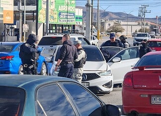Detienen a ex policía armado en Jardines de Oriente