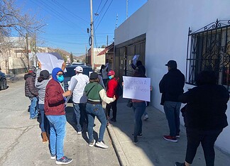Militantes de Morena protestan contra Javier Corral en librería de Chihuahua