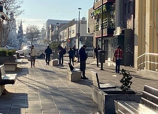 Intenso frío obliga a chihuahuenses a abrigarse en el centro de la ciudad