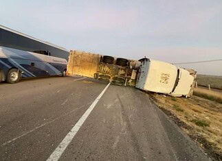 Volcó carga de tractocamión en la carretera Camargo–Jiménez