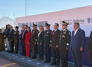 Rinde Chihuahua honor a la Bandera en acto solemne