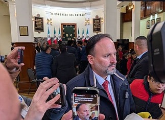 Bienvenido a la carrera, Julián LeBarón: De La Peña