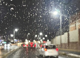 Lunes de paraguas y abrigo: Continúan las lluvias y el frío en la capital