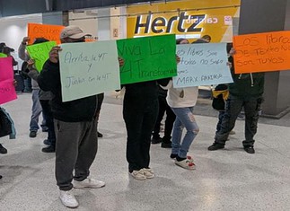 Entre consignas y cartulinas, protestan contra Marx Arriaga en el aeropuerto de Ciudad Juárez