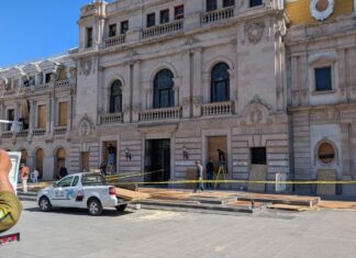 Instalan protecciones en edificios del Centro previo a la marcha del 8M