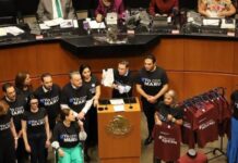 Senadores del PAN retan a Morena con playeras en el Senado