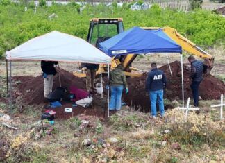 Concluye FGE exhumación de dos cuerpos en Madera