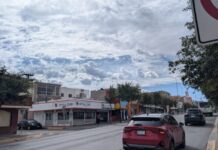 Jornada calurosa con cielo parcialmente nublado en Chihuahua
