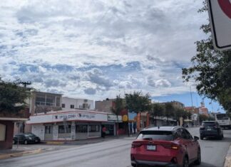 Jornada calurosa con cielo parcialmente nublado en Chihuahua