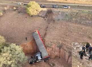 Rescata SSPE a conductor lesionado tras volcadura