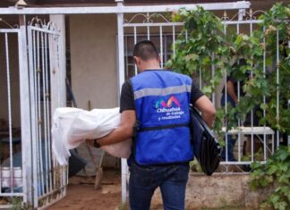 Municipio entrega hule para proteger viviendas ante lluvias
