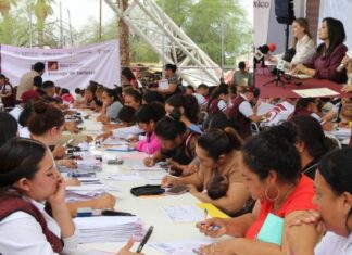 Más de 119 mil estudiantes reciben tarjetas de becas en Chihuahua