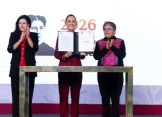Sheinbaum firma decreto para transparentar contrataciones de Pemex y CFE