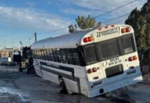 Rutas de personal caen en socavón en Juárez; 9 lesionadas