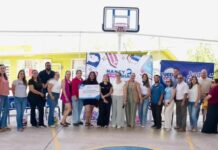 Nancy Frías entrega mobiliario y material deportivo a tres escuelas