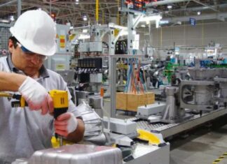 Producción manufacturera crece en agosto, pero empleo retrocedió