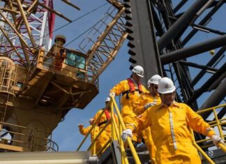 Trabajadores de Pemex alertan por reducciones de hasta 50 mil pesos