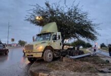 Tráiler se sube al camellón y derriba cámaras de seguridad en Juárez